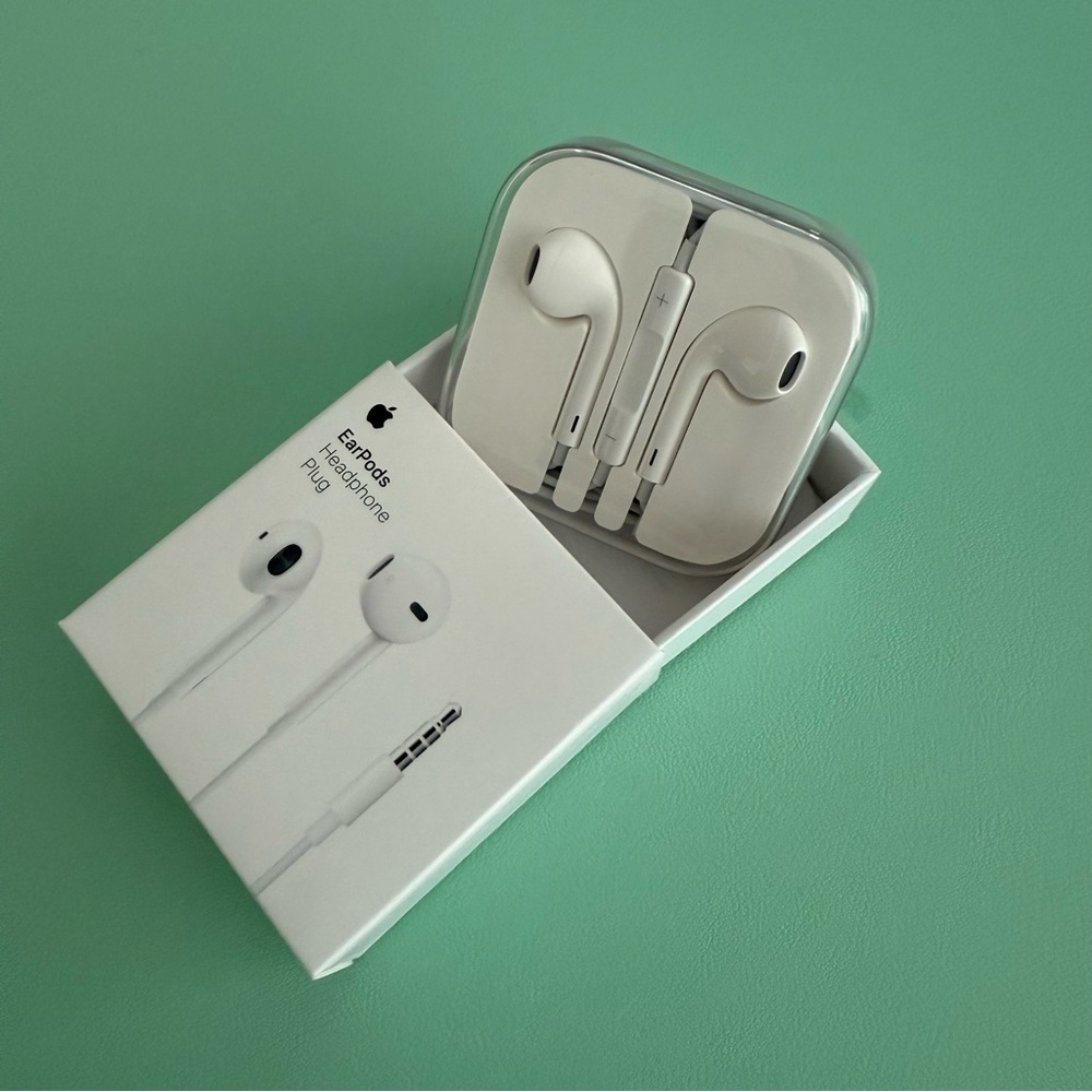 NEW Apple EarPods
